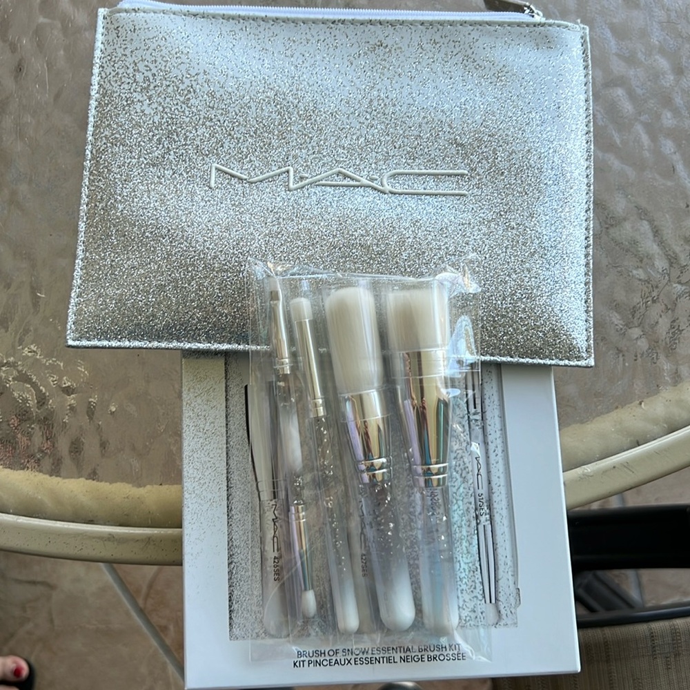 MAC brush set,Comes with MAC silver case and 2 brushes are double sided
